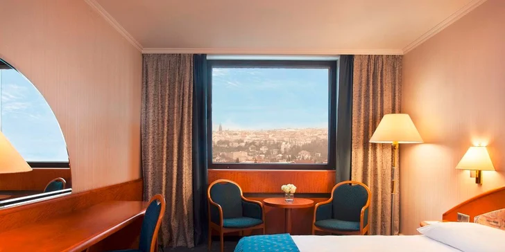 Izby sú vybavené kúpeľnou s vaňou, sprchou, sušičom vlasov, k dispozícii je TV so satelitným príjmom a pay–per–view filmy, minibar a trezor a, samozrejme, Wi–Fi zadarmo.