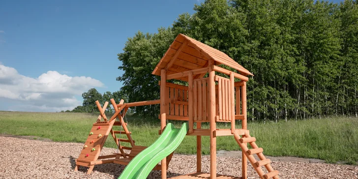 K chate patrí detské ihrisko s preliezačkou a šmykľavkou.