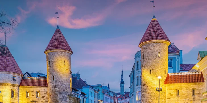 Ikonické stredoveké veže sa nachádzajú v Starom Meste Tallinnu v Estónsku.