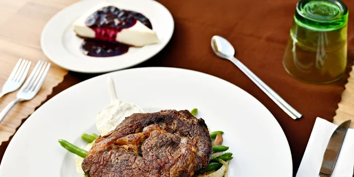 Rib eye steak se podává s fazolkami nebo hranolky.