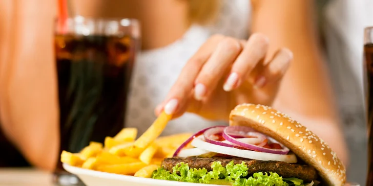 Hovězí hamburgery s hranolky či domácími chipsy