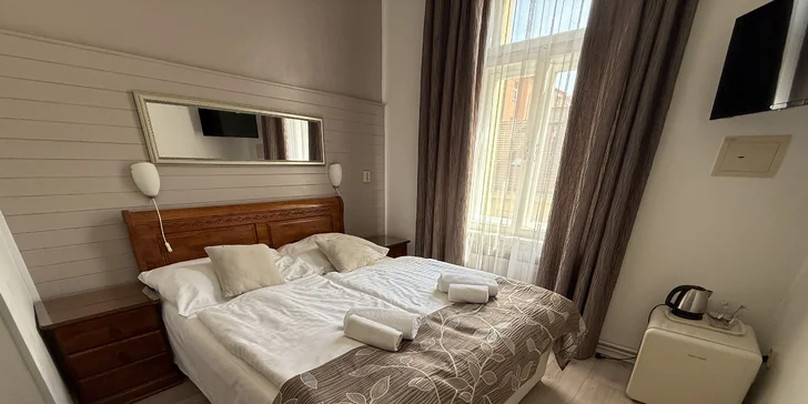 Pro větší skupiny či rodiny je připravený apartmán se samostatnou ložnicí a obývacím pokojem. Vejde se vás sem až 5. V koupelně vás pak potěší vana.