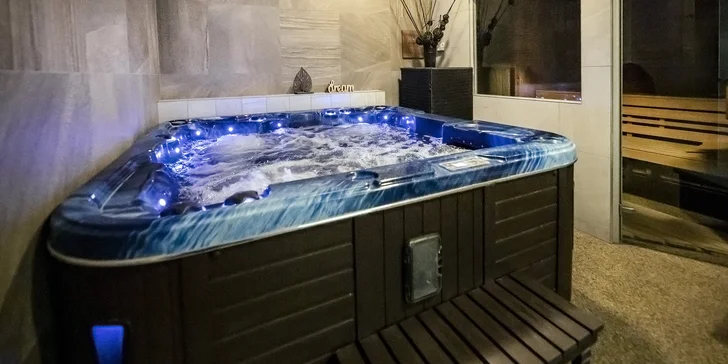 Hotel má aj wellness centrum. Niektoré varianty zahŕňajú hodinový privátny vstup.