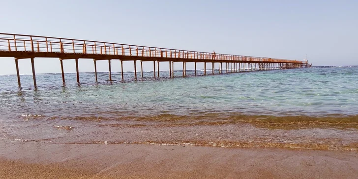 V Marsa Alam se Arabská poušť setkává s Rudým mořem, v němž plavou delfíni a "bydlí" úžasné korálové útesy.