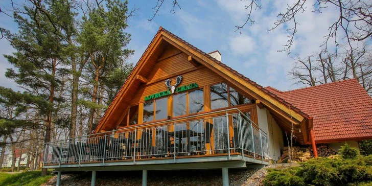Restaurant Lovecká chata je vyhlášený i v okolí. Stavte se tu třeba na oběd.