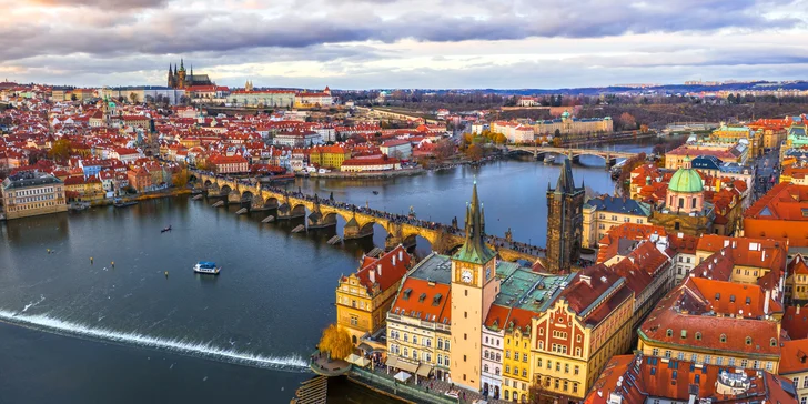 U hotelu je zastávka tramvaje Těšnov, např. na Václavském náměstí jste za 8 minut. Blízko jsou i další památky nebo třeba OC Palladium. 