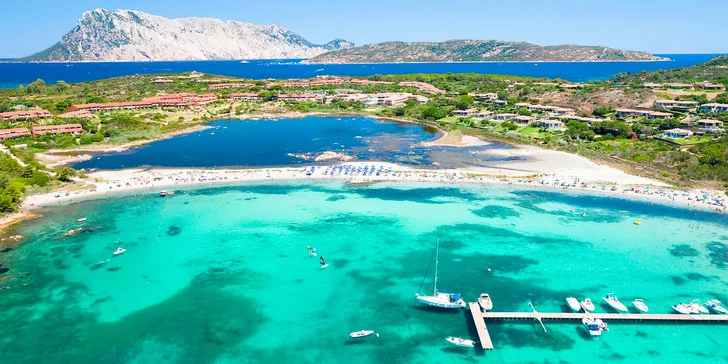 Sardinie letecky: 4* hotel Baja Bianca s all inclusive a bazénem, písečná pláž cca 400 m od hotelu