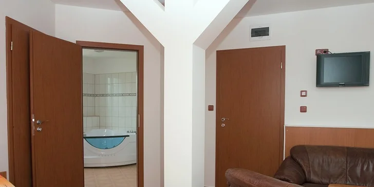 Všechny pokoje jsou vybavené i LCD TV a připojením k internetu.