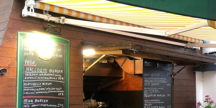 Najíte se buď přímo u stánku (je tu stoleček bez posezení), nebo si burger nechte zabalit s sebou. 