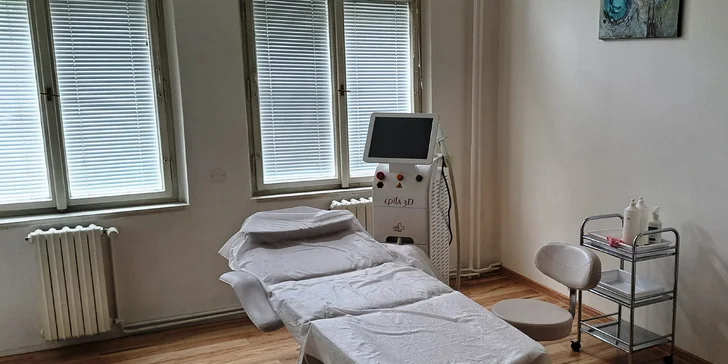 Přesně zacílený paprsek o třech vlnových délkách proniká až do kořenů chloupků, kde zničí jejich růstové buňky. Výsledkem je dlouhotrvající efekt bez nutnosti opakovaného holení, voskování nebo používání depilačních krémů. 