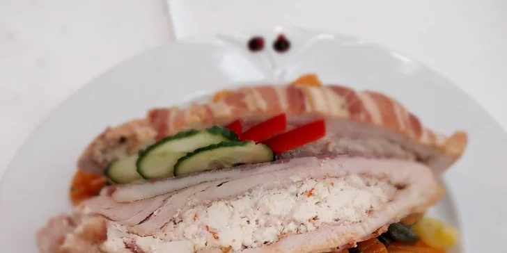 Kuracie prsia v slanine plnené šunkou a balkánskym syrom s parenou zeleninou na masle