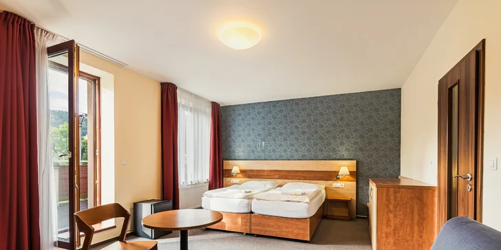 Zabydlet se můžete v pokoji či prostornějším apartmánu. 