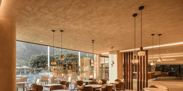Co se jídla týče, tady nebudete vědět, kam dřív. V komplexu na vás čekají tři restaurace, pizza koutek a tři bary.