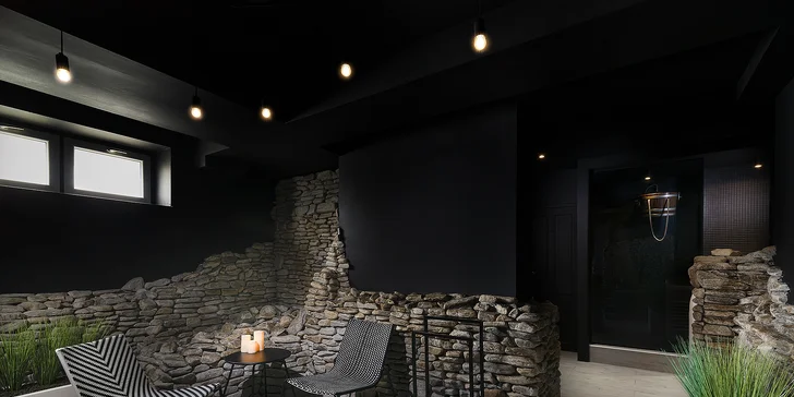 Romantická varianta pobytu zahrnuje hodinu v privátním wellness se šampaňským a 30 minut relaxační masáže.