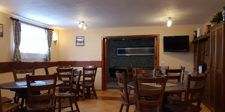 K dispozícii spoločenská miestnosť s krbom.