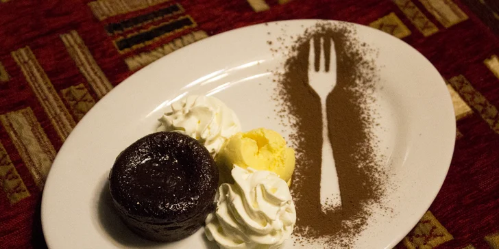Na závěr se podává kakaový fondant se zmrzlinou. 