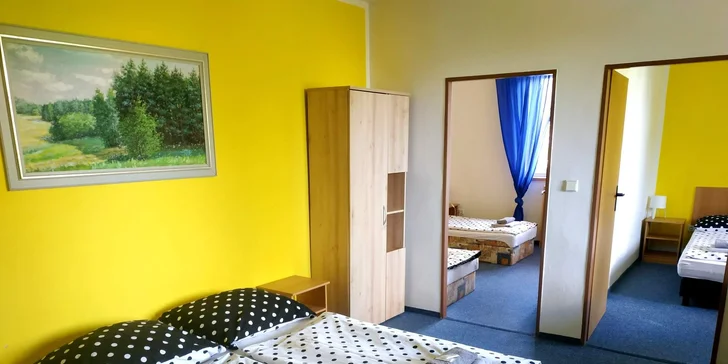 Pro rodiny s dětmi jsou k dispozici na vyžádání apartmány s oddělenými ložnicemi.