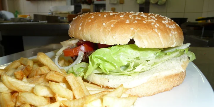 Dva poctivé hovězí bacon burgery s hranolkami