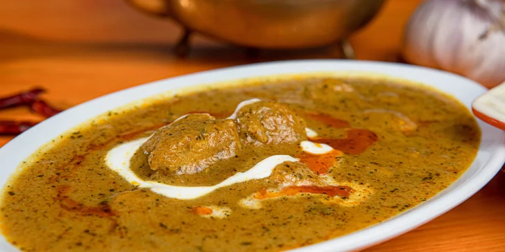 Mäsové hlavné jedlo na výber: Chicken vindaloo 270 g – kuracie mäso v kokosovej omáčke ALEBO Hydrabadi korma 270 g – kuracie mäso, kešu a šafran omáčka