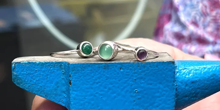Kurzy práce se stříbrem probíhají v pražském ateliéru u šperkařky Jewellery by Juna.