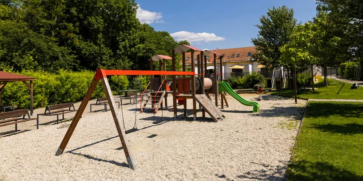  Na děti čeká velké hřiště, kam mohou jen ubytovaní hosté. 