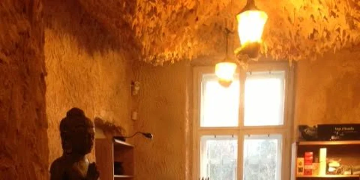 Thajská masáž zad, šíje a hlavy thajským balzámem spojená s pobytem v solné jeskyni