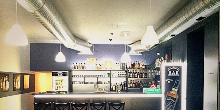 3 půllitry točeného Heinekenu v Jack's Burger Baru