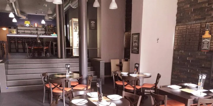 3 půllitry točeného Heinekenu v Jack's Burger Baru