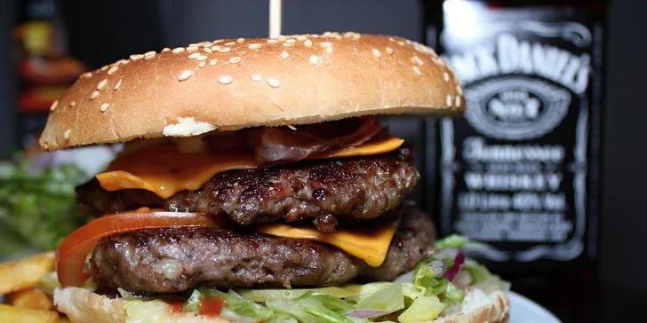 3 půllitry točeného Heinekenu v Jack's Burger Baru