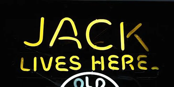 3 půllitry točeného Heinekenu v Jack's Burger Baru