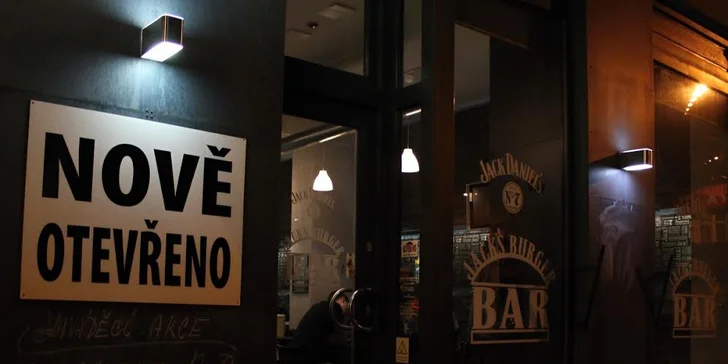 3 půllitry točeného Heinekenu v Jack's Burger Baru