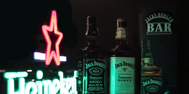 3 půllitry točeného Heinekenu v Jack's Burger Baru