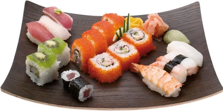 Vychutnejte si 30 kousků sushi a 2 exotické polévky