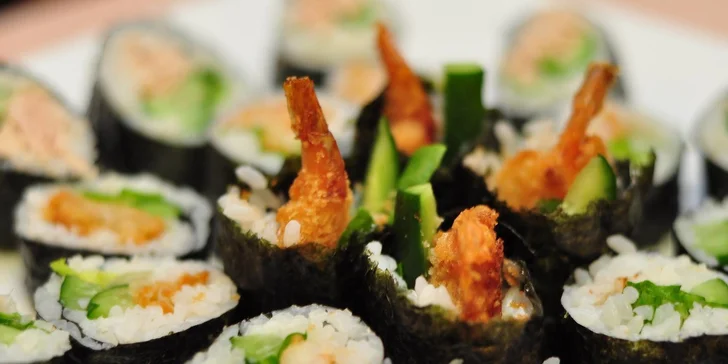Vychutnejte si 30 kousků sushi a 2 exotické polévky
