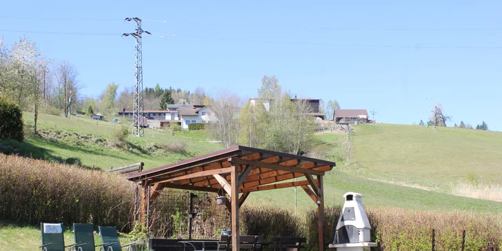 Dlouhé letní večery pak můžete trávit u grilu s příjemným posezením pod širým nebem. 