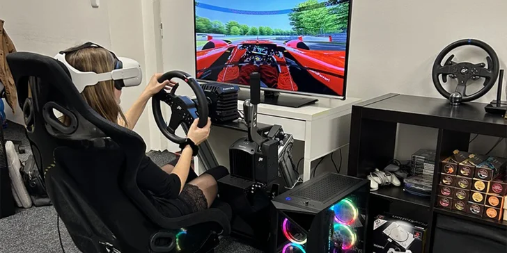 Ten má v podstatě vše, co má profesionální závodní auto.