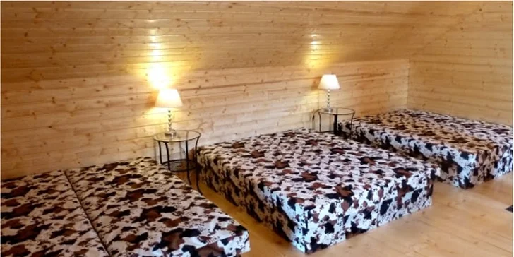 Srub si můžete zamluvit pro dva či čtyři dospělé, vždy s vámi mohou být až dvě děti.