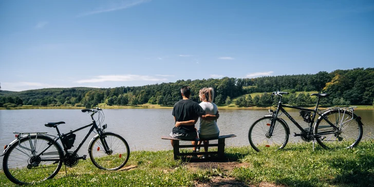 Požičajte si bicykle alebo nordic walking palice a vyrazte aj do okolia.