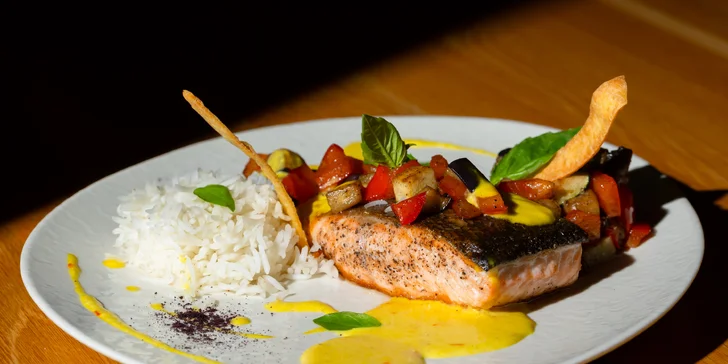 Losos sous- vide so šafránovou omáčkou , zeleninovým ratatouille a ryžou