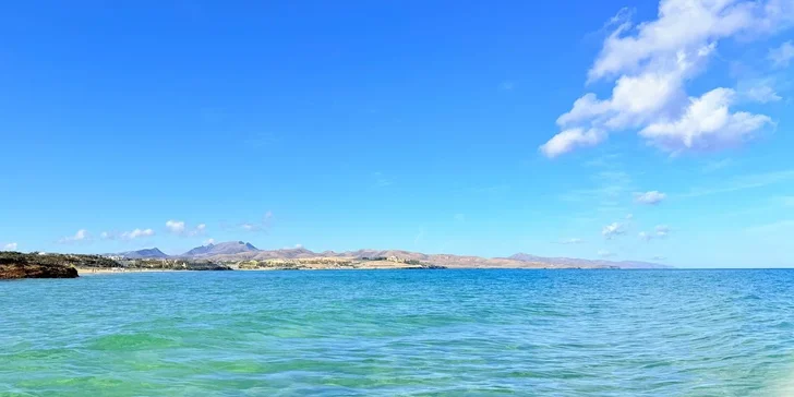 Nekonečné pláže s jemným pískem a pozvolný vstup do moře – to je ráj jménem Fuerteventura.