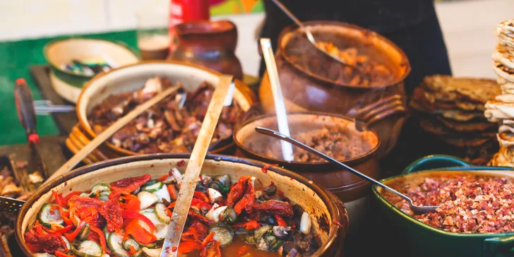 Budapešť patrí do zoznamu krajín, ktoré sa môžu pochváliť famóznymi gastro zážitkami. Medzi tradičné špeciality patrí paprikáš, guláš, perkelt, langoš či rybacia polievka.