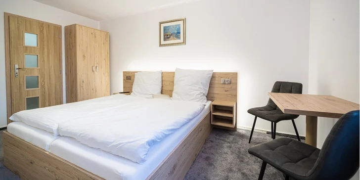 K dispozici jsou pokoje a apartmány s kuchyňkou. 