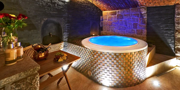 Privátní wellness pro 2–4 osoby: vířivka, finská a infrasauna i snídaně