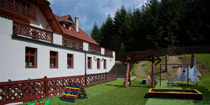 Prťata se vyřádí na hřišti s umělou trávou. Pískoviště tu nechybí. 