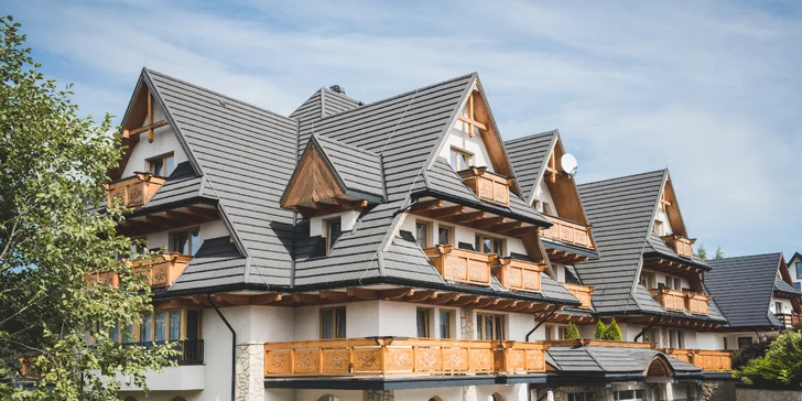 Nenáročnou prechádzkou sa dostanete tiež do centra mesta aj na historickú ulicu Krupówki s luxusnými obchodmi, kaviarňami a reštauráciami, konským povozom i miestnymi stánkami s domácimi výrobkami.