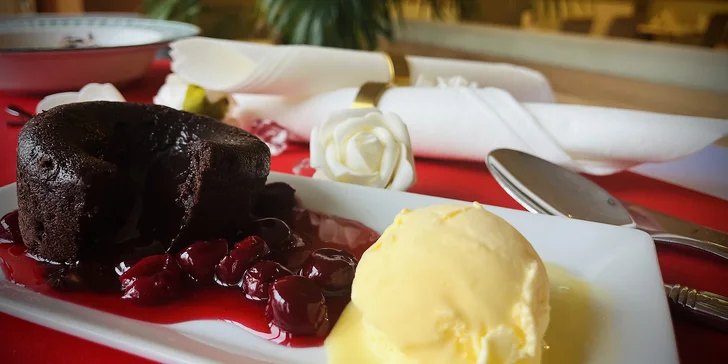 V luxusní prosvětlené restauraci si vychutnáte tří- nebo čtyřchodové menu, které se na vyžádání může podávat na stůl s romantickou výzdobou.