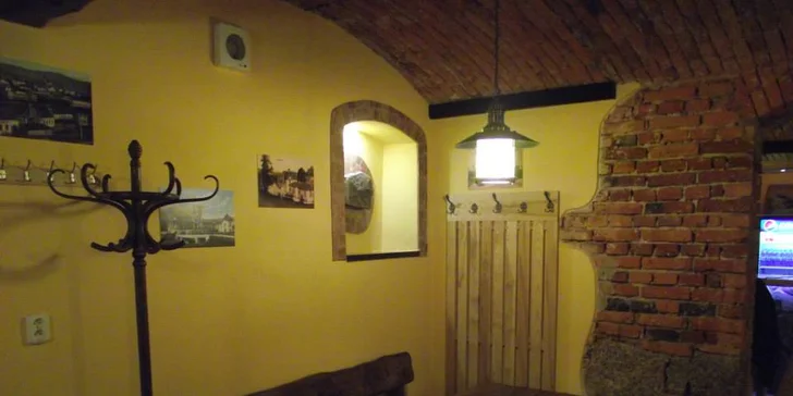 Pořádná porce pečených vepřových žebírek a kolena