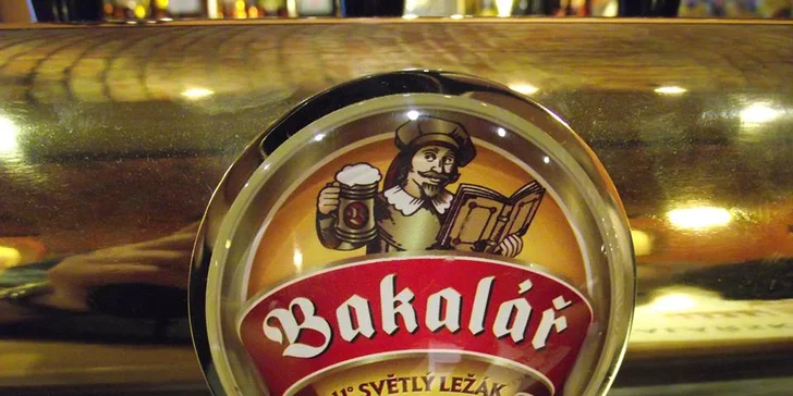 Pořádná porce pečených vepřových žebírek a kolena