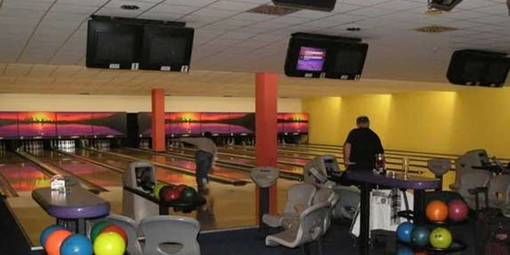 2 hodiny bowlingu na profi dráhách až pro 8 hráčů