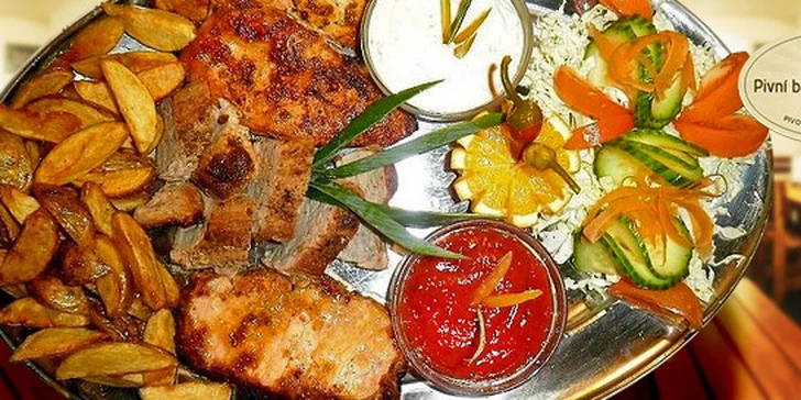 Talíř plný steaků pro dva. K tomu přílohy i zelenina